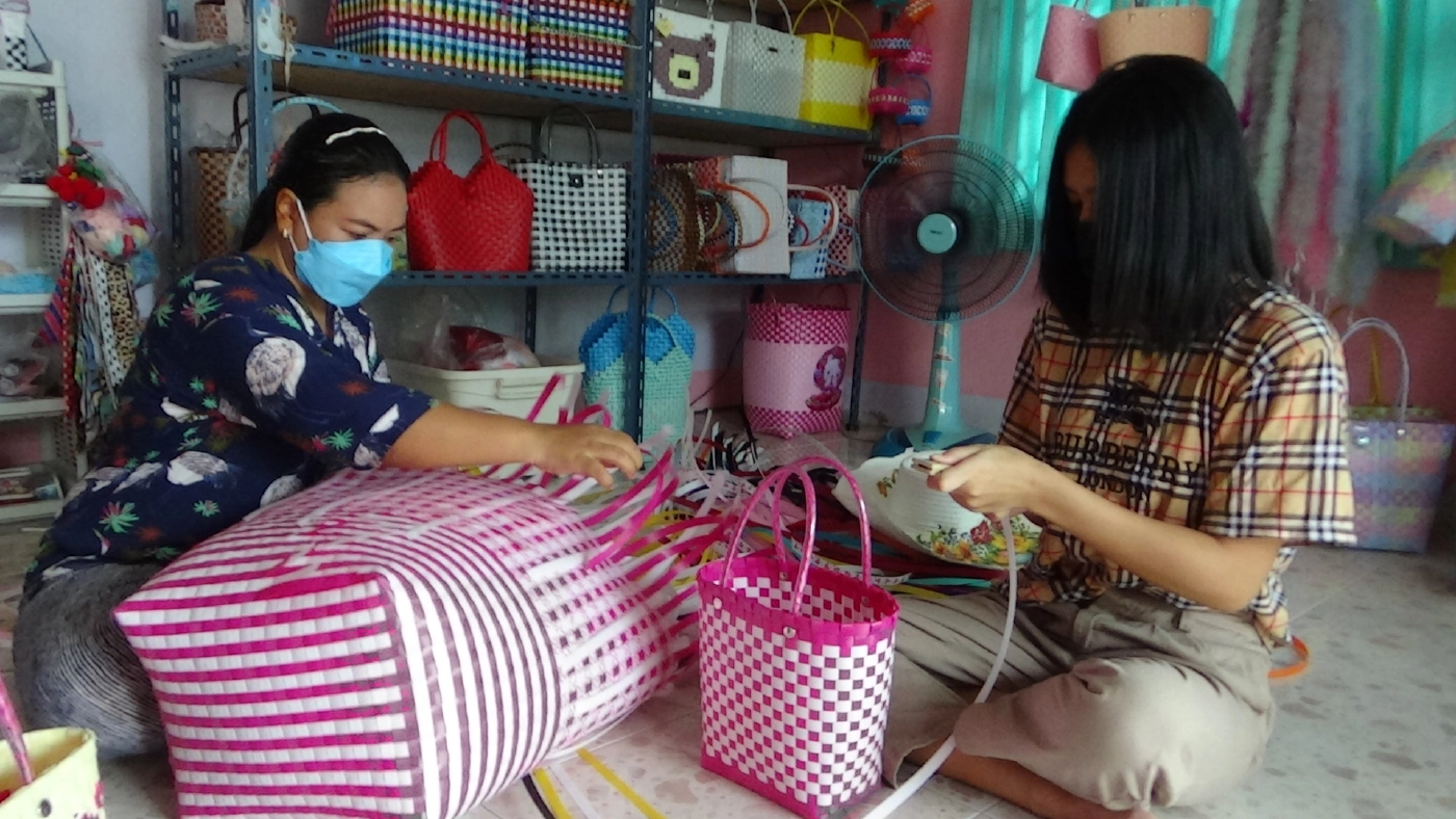 สองสามี-ภรรยาชาวตรังตกงานเซ่นพิษโควิด หันทำจักสานพลาสติกประยุกต์ขาย
