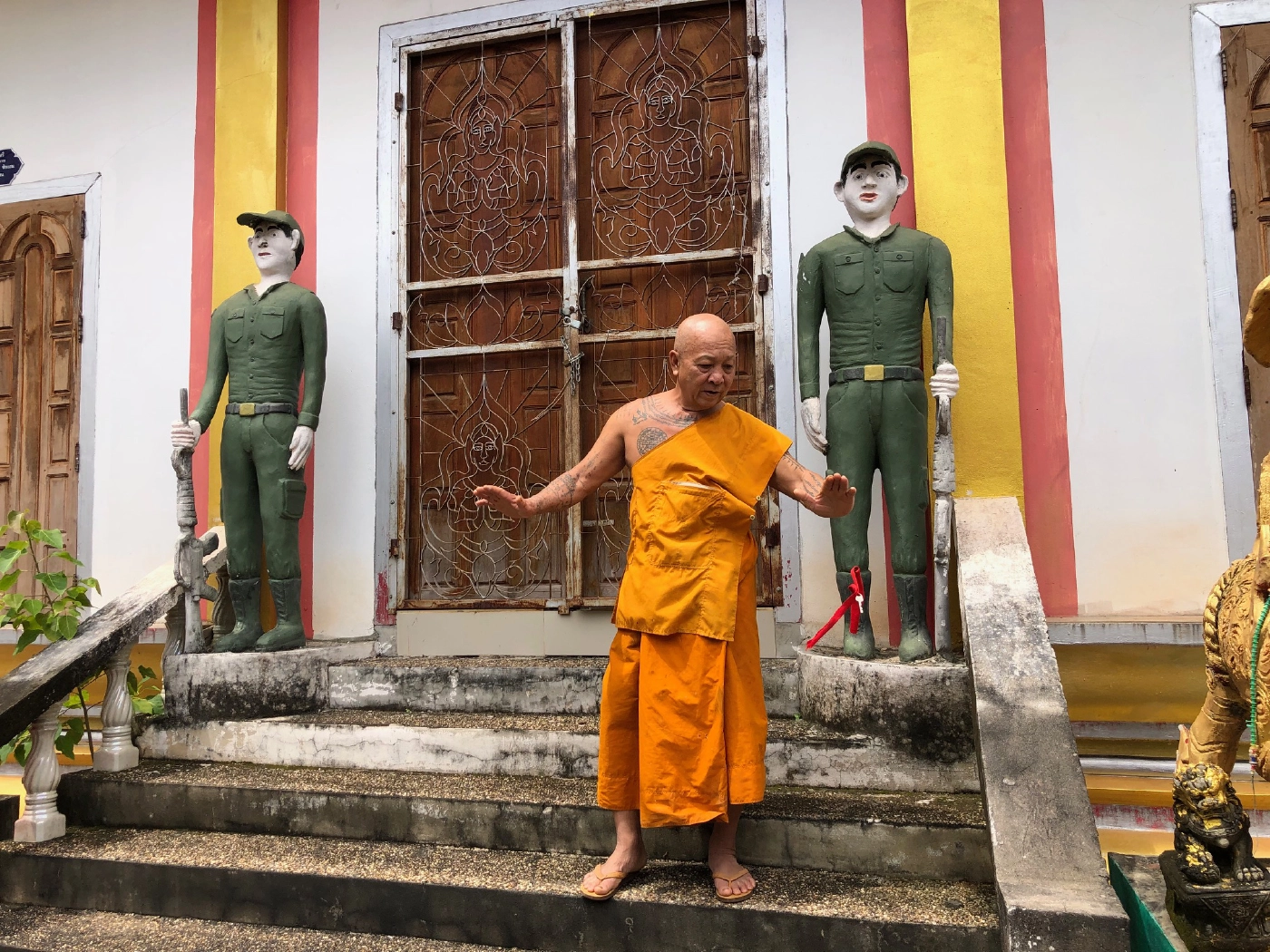 แปลก! รูปปั้นตำรวจทหารยืนเฝ้าหน้าโบสถ์