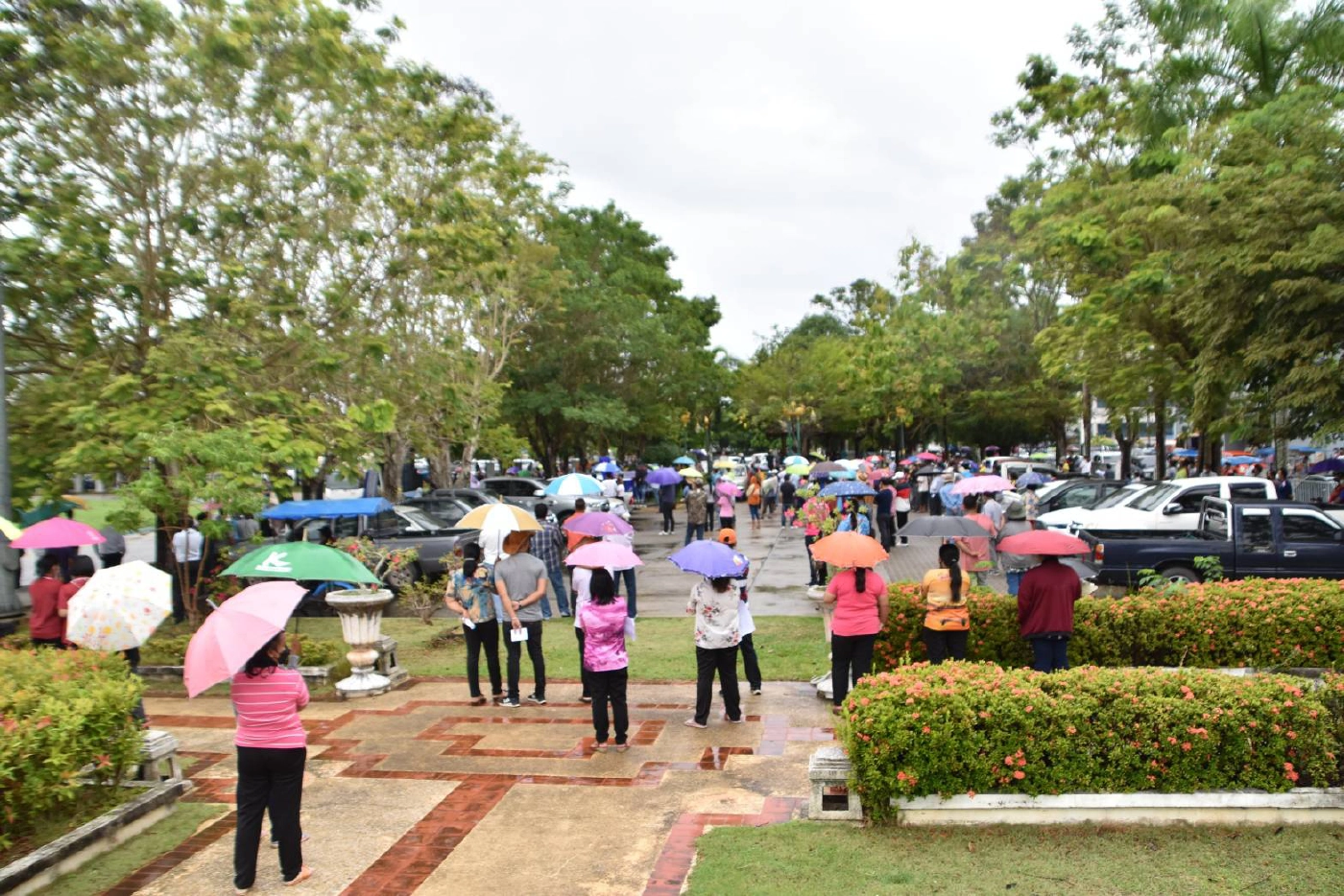 มวลชนบุกศาลากลางทวงคืนรังนก ทวงถามความรับผิดชอบจากผู้ว่าฯ พัทลุง