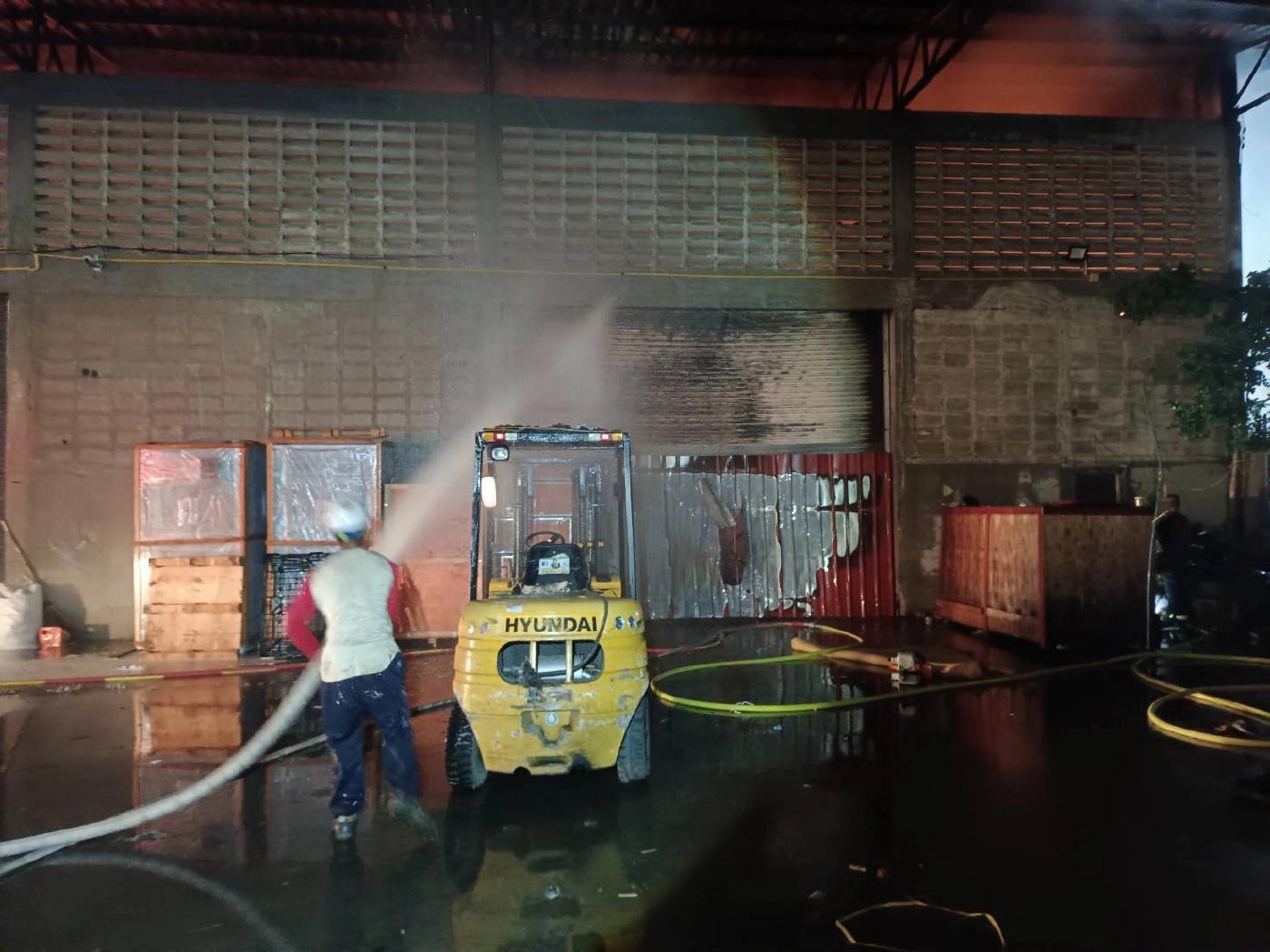 ระทึก  ไฟไหม้โกดังย่านราษฎร์บูรณะ โชคดีไร้เจ็บตาย