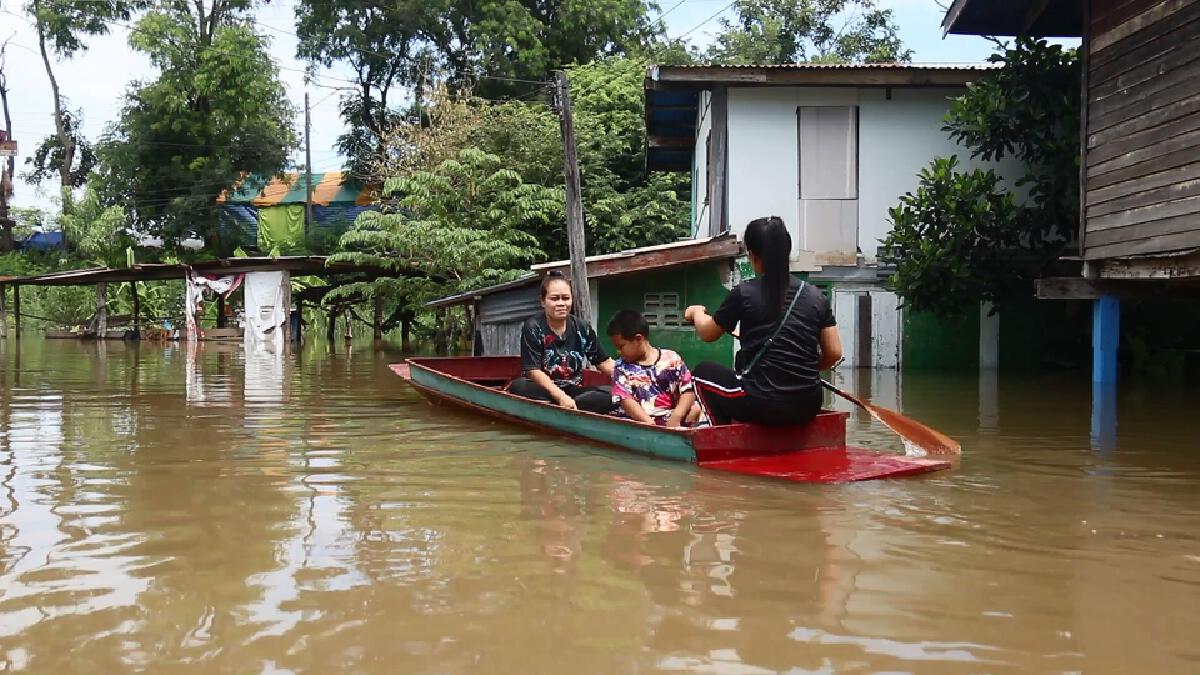 น้ำท่วมต้องย้ายนอนบนถนน-พายเรือปลดทุกข์