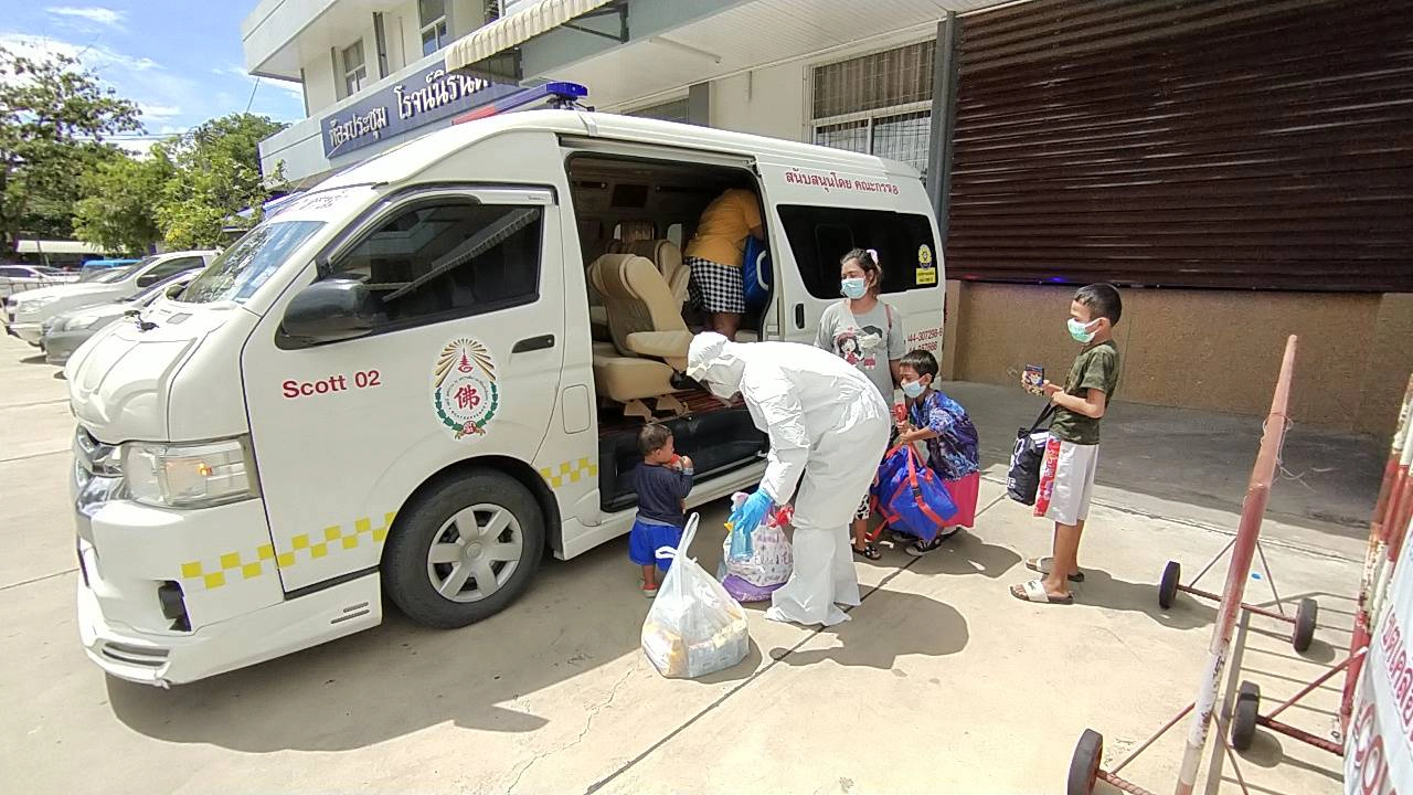 ขอบคุณหมอ เด็กเล็ก 4 คน คุณแม่ 2 รายหายป่วยโควิด-19 กลับบ้านได้แล้ว