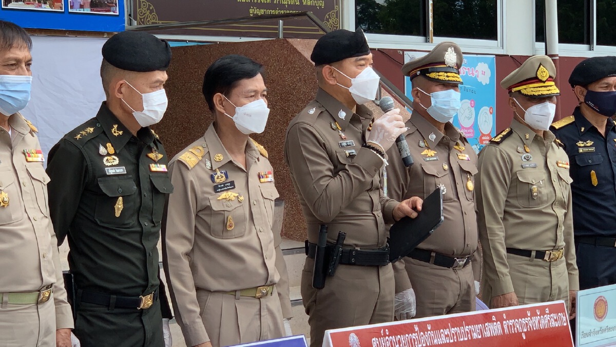 เจ้าหน้าที่ดักตรวจค้นรถยนต์เก๋ง ขนยาบ้ามา 5 แสนเม็ด