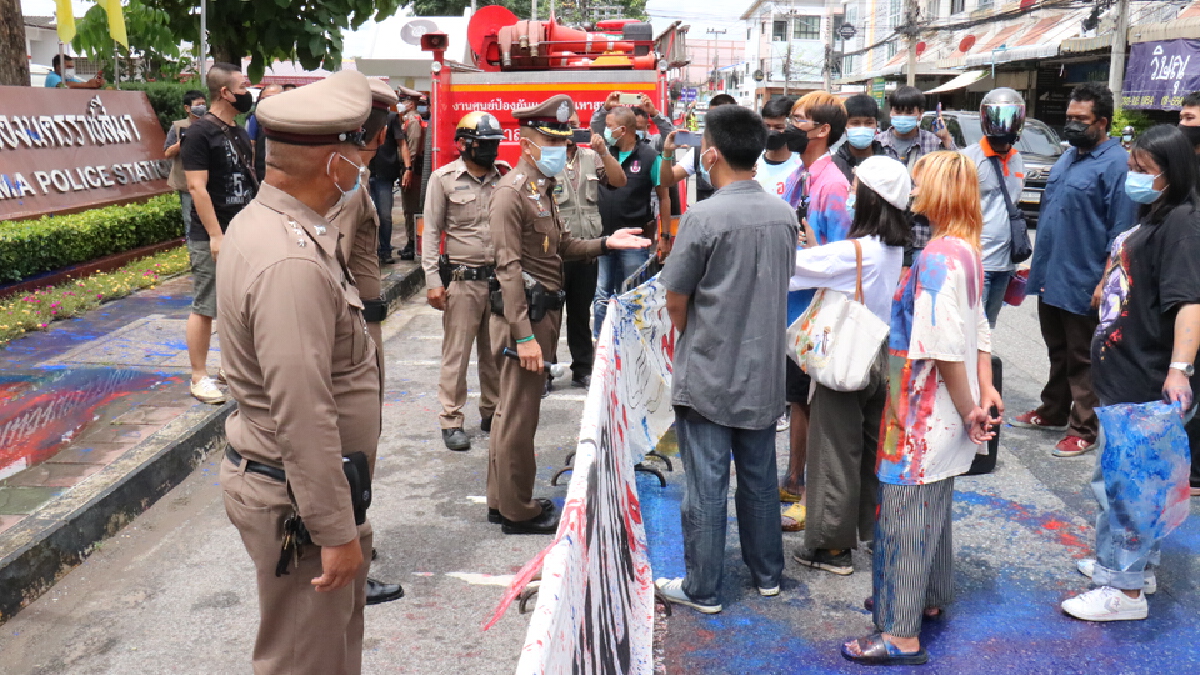 เยาวชนโคราชมูฟเม้นท์ แกนนำจัดคาร์ม็อบ ตบเท้ารับทราบข้อกล่าวหา