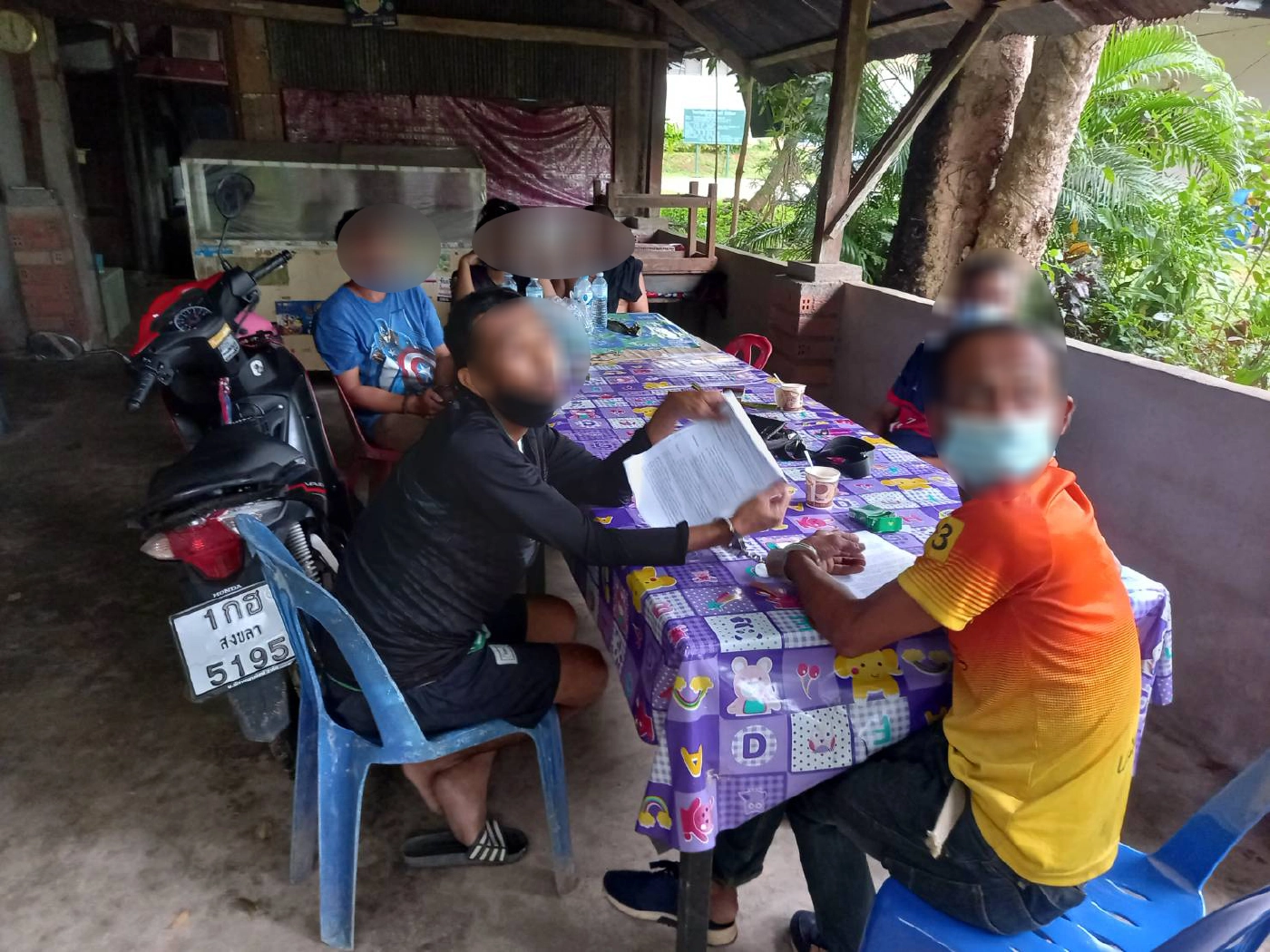 บุกจู่โจมรวบผัวเมียค้ายารายใหญ่รวบยกบ้าน 6 คน