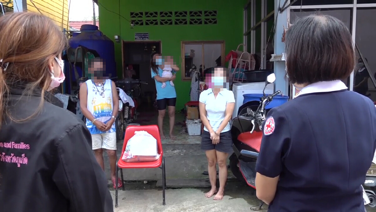 กำลังใจผู้ประสบภัย  กาชาดภูเก็ตรุดเยี่ยมครอบครัวติดโควิดทั้งบ้าน