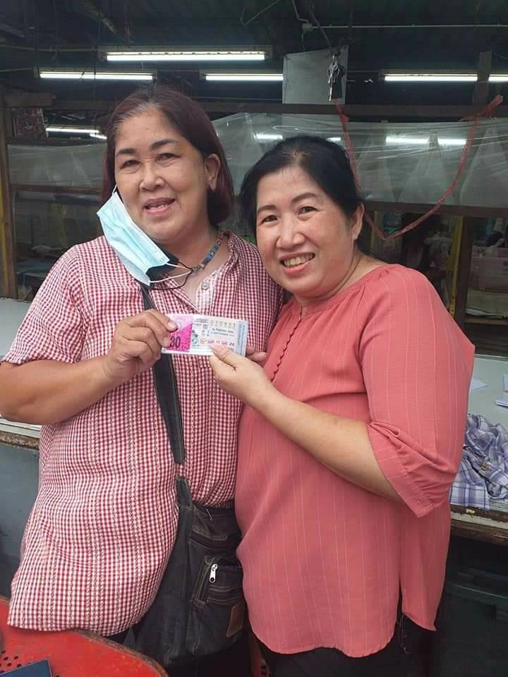 ทำดีต้องบอกต่อ! แม่ค้าซื่อสัตย์เก็บหวย 30 ล้านให้ลูกค้า