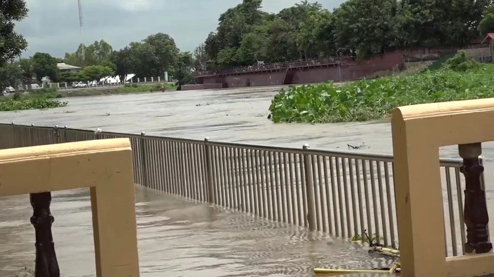 วัดดังริมแม่น้ำเจ้าพระยา เฝ้าระวังต่อเนื่องหลังระดับน้ำเพิ่มสูงขึ้น