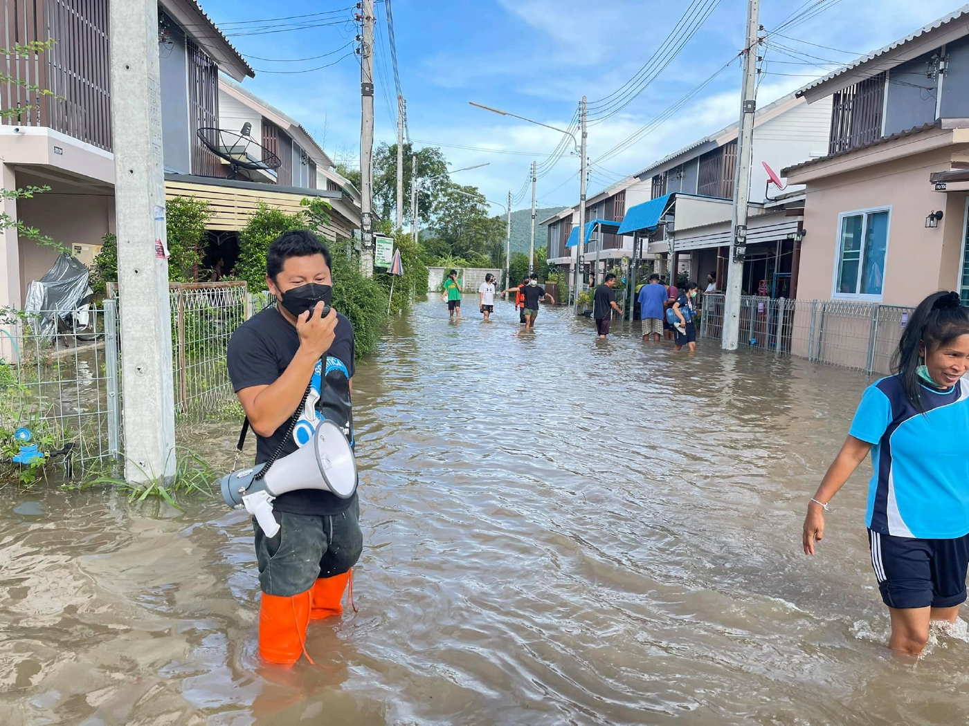 ฝนถล่มระลอกสองน้ำท่วมถนนสายตาก-ลำปาง