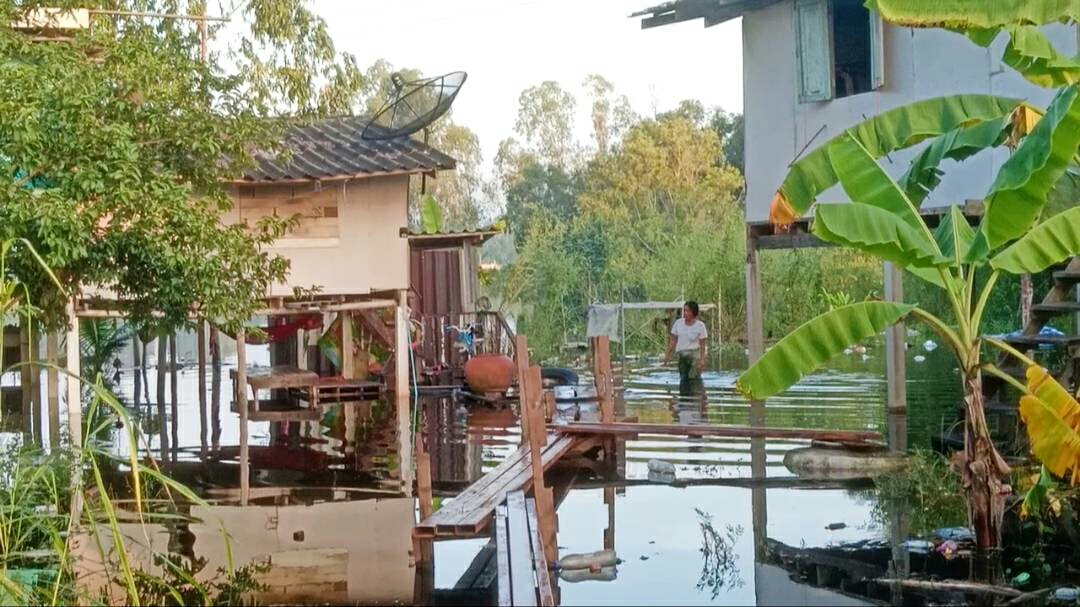 น้ำท่วมชุมชนตลาดเก่ากระจายวงกว้าง ประตูระบายน้ำพัง