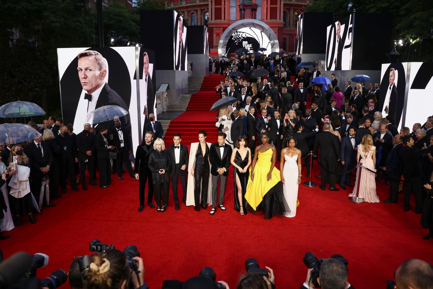 สมาชิกราชวงศ์อังกฤษร่วมงานเปิดตัวหนังเจมส์ บอนด์