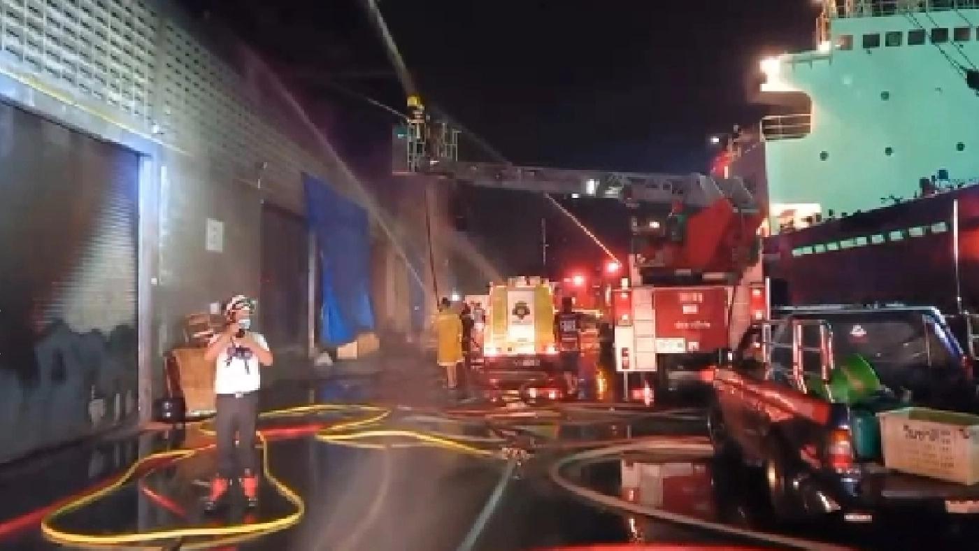 เพลิงไหม้รับอรุณ โกดังเก็บสินค้าริมแม่น้ำเจ้าพระยา ย่านราษฎร์บูรณะ