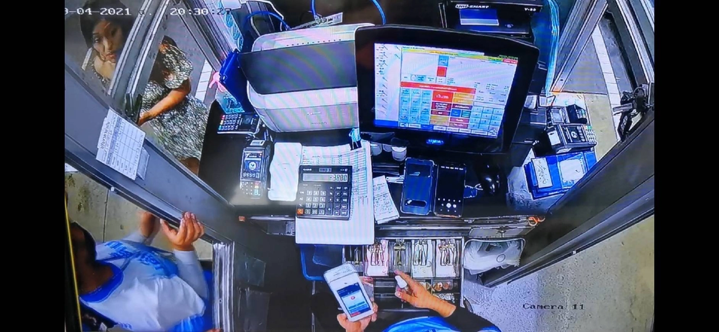 กล้องวงจรปิดจับภาพหนุ่มสาวทำสลิปโอนเงินปลอม หลอกเติมน้ำมัน 2 ครั้งซ้อน