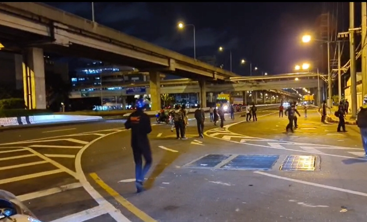 ม็อบทะลุแก๊สหวิดปะทะชาวแฟลตดินแดงที่เตรียมแถลงไม่เห็นด้วยแนวทางชุมนุม