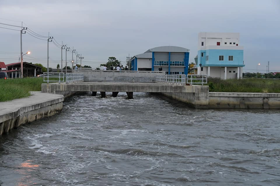 น้ำท่วมขังริมคลองพระองค์ฯ เริ่มลดลงแล้ว หลังเร่งระบายน้ำต่อเนื่อง