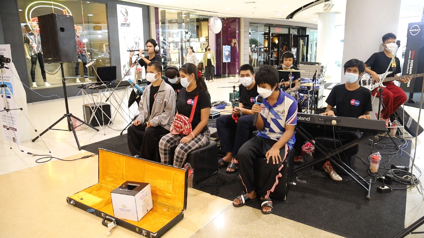 อดีตนักกีฬาโกลบอลไทย ทำวงดนตรีตาบอดเล่นเปิดหมวกสู้โควิด