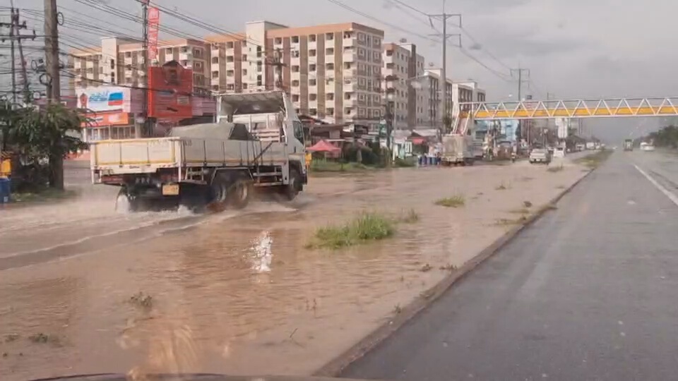 ฝนถล่มโคราช น้ำท่วมถนนมิตรภาพ รถติดยาวกว่า 2 กม.