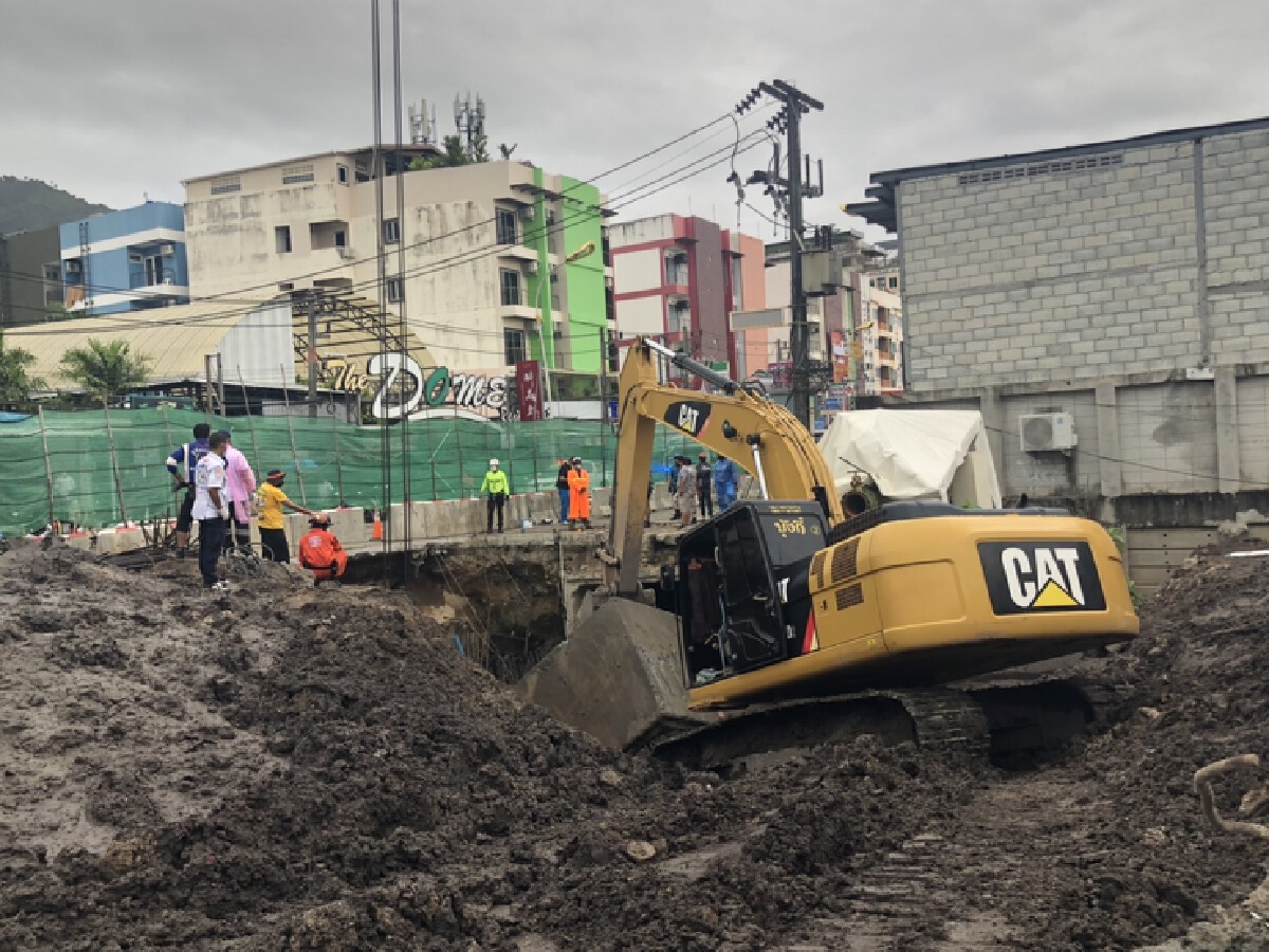 ท่อซีเมนต์ขนาดใหญ่ทรุดตัวหล่นทับคนงานดับ