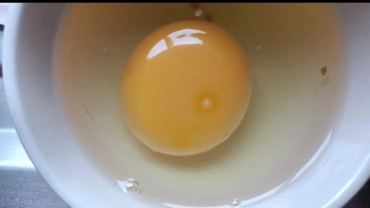 คืบเตือนภัย เจอไข่ไก่ปลอม ตอกออกพบเป็นของเหลวคล้ายแป้ง