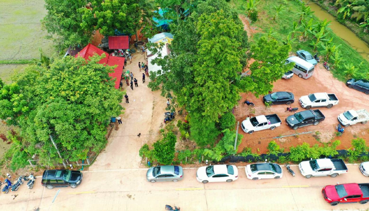 บุกบ่อนไก่ชนพบนักพนันนับร้อยไม่สนโควิด ถ่ายคลิปลงแอพติ๊กต๊อกเรียกยอดวิว