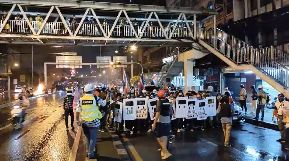ไม่มีแผ่ว! เยาวรุ่นทะลุแก๊สนัดมวลชนแยกดินแดงไล่นายกฯ วันนี้