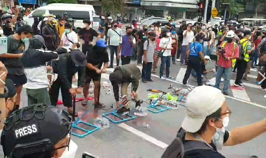 ตามนัด! ม็อบทะลุฟ้ารวมตัวบุกทำเนียบถูก คฝ. ขวางจนเกิดการปะทะเดือด