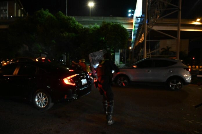 เดือด! ม็อบดินแดงปะทะ จนท. สุดท้ายถูกโต้กลับถูกจับกุมนับสิบ