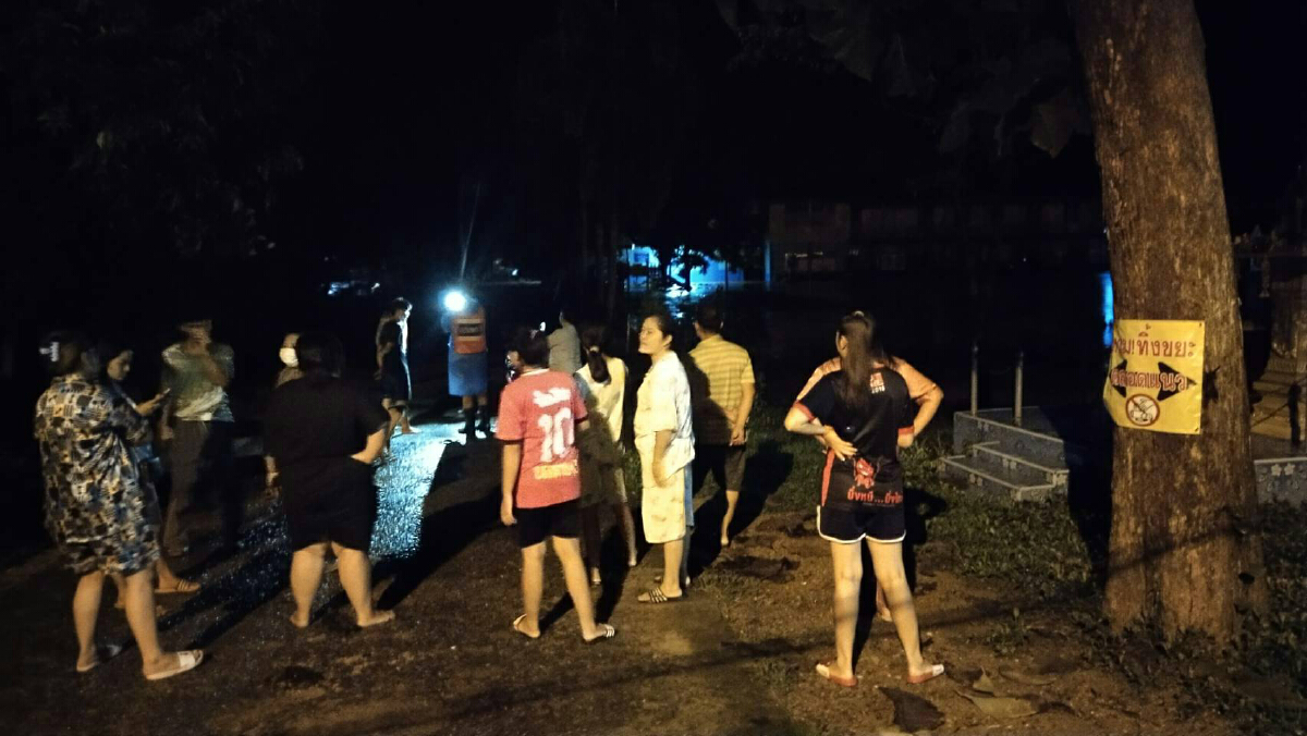 ฝนถล่มอำเภอด่านช้าง น้ำป่าทะลักกลางดึกท่วมโรงเรียนบ้านเรือนประชาชน