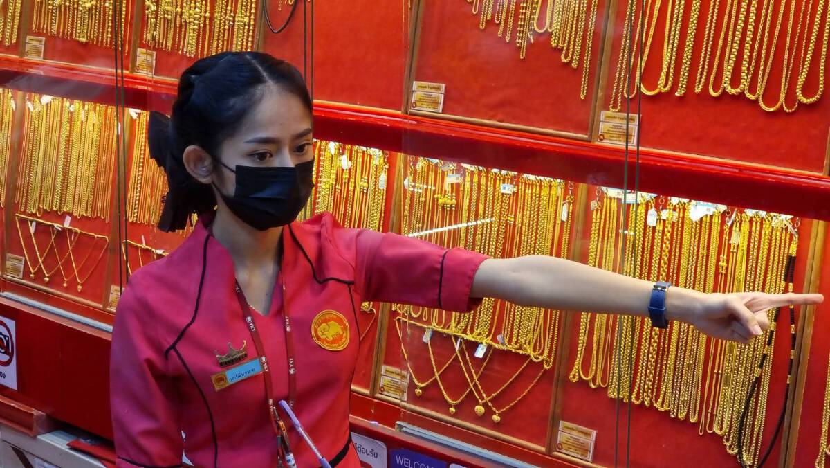 รวบทันควันสาววัย 17 ปี ใช้มีดจี้ชิงทรัพย์ร้านทองมูลค่า 4 แสน