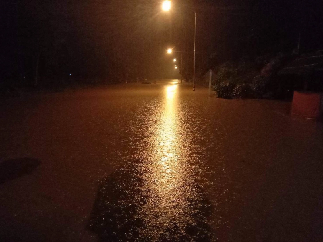 ด่วน!! ฝนถล่ม เพชรบูรณ์ แม่น้ำป่าสักเอ่อล้นท่วมบ้านเรือนประชาชน ต.ตาดกลอย