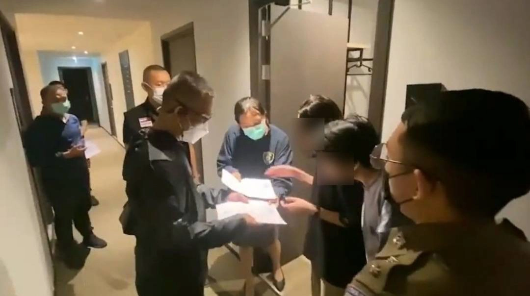 บุกรวบน้องไข่เน่า OnlyFans พร้อมแฟนหนุ่ม ในโรงแรมแห่งหนึ่งย่านบางพลี