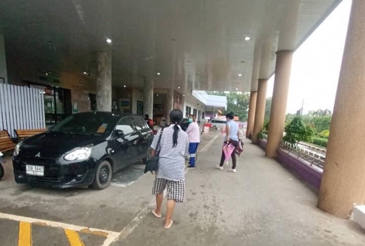 ชื่นชมตร.ชัยภูมิ แบกคุณยายตกบ้านแขนหัก ส่งรพ.