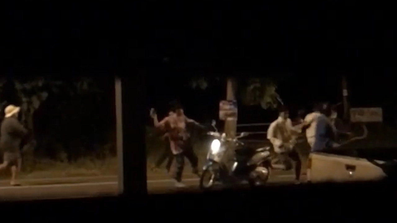 ชาวบ้านสุดทนวัยรุ่นยกพวกตีกันอาวุธครบมือใกล้โรงพยาบาล