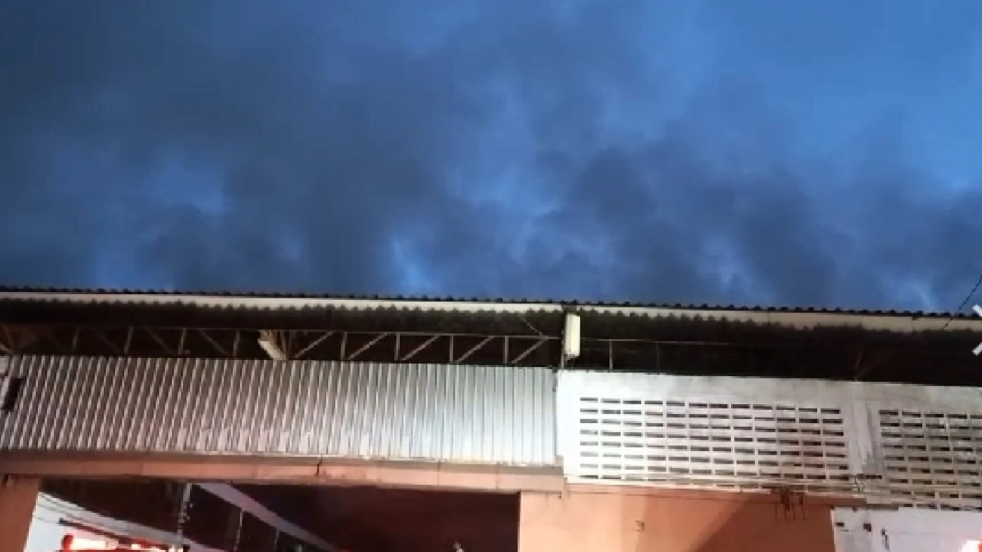 เพลิงไหม้รับอรุณ โกดังเก็บสินค้าริมแม่น้ำเจ้าพระยา ย่านราษฎร์บูรณะ