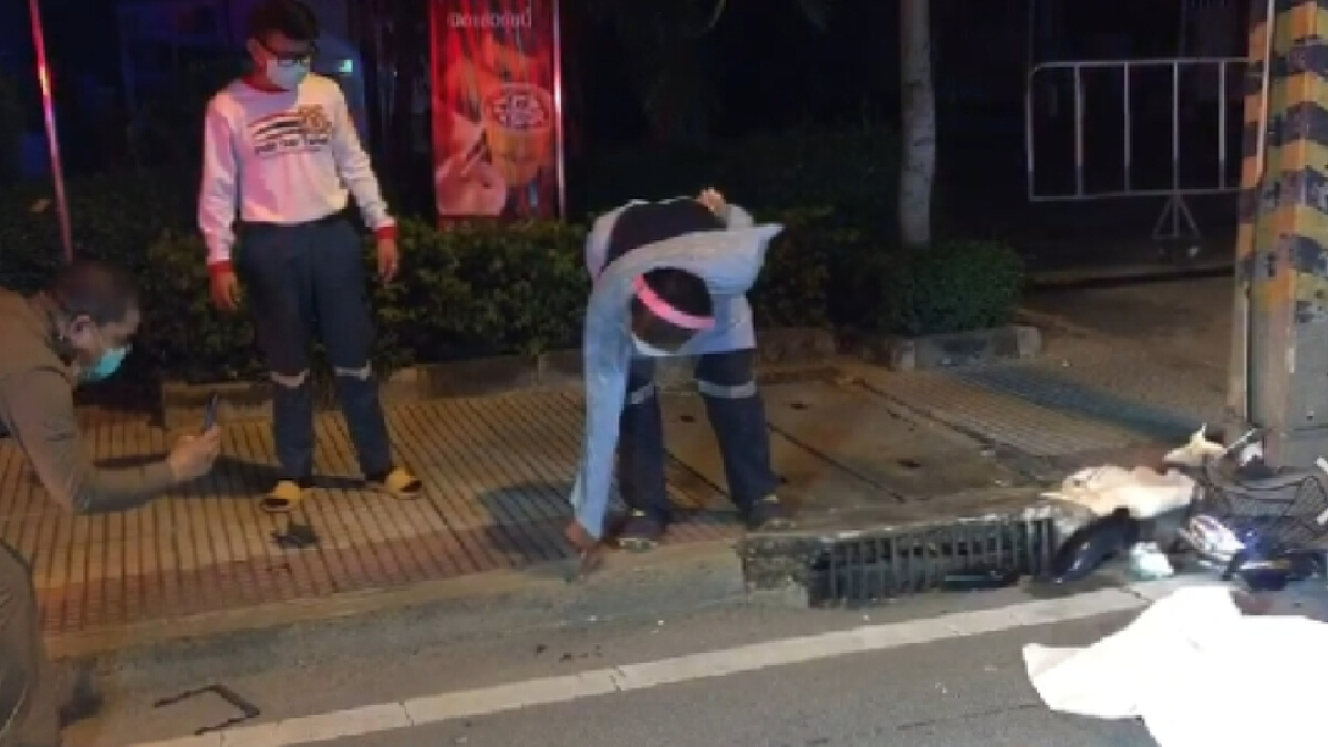 หนุ่มเคอรี่ ขี่มอเตอร์ไซค์ หลับในชนฟุตบาท หัวพุ่งชนเสาไฟฟ้าดับคาที่