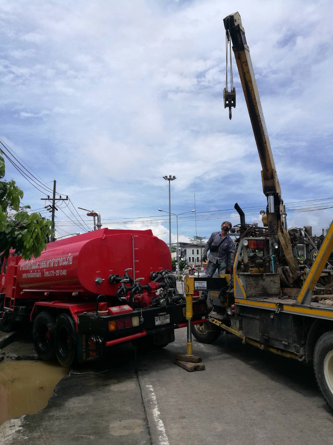 นาทีระทึก! รถดับเพลิงเบรกแตกหักหลบลงข้างทาง หวิดพุ่งชนรถจอดรอสัญญาณไฟ