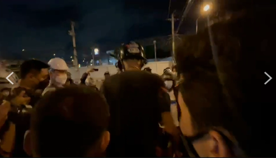 ม็อบทะลุแก๊สหวิดปะทะชาวแฟลตดินแดงที่เตรียมแถลงไม่เห็นด้วยแนวทางชุมนุม