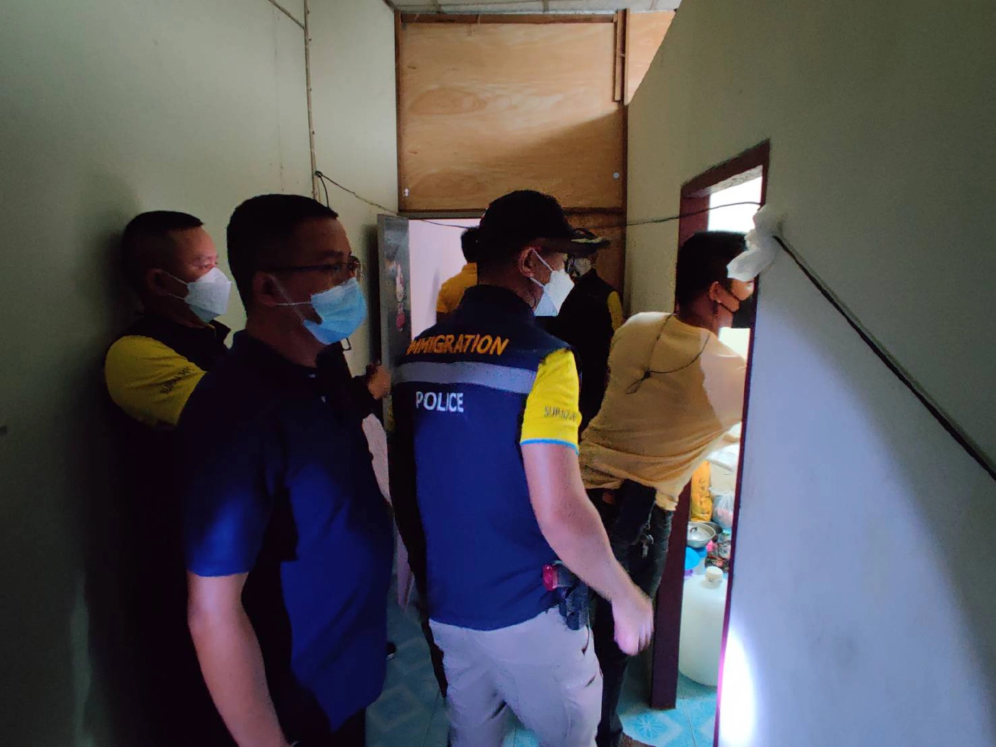 ตำรวจสุราษฎร์ฯ รวบนายหน้า-ต่างด้าวลอบเข้าเมือง