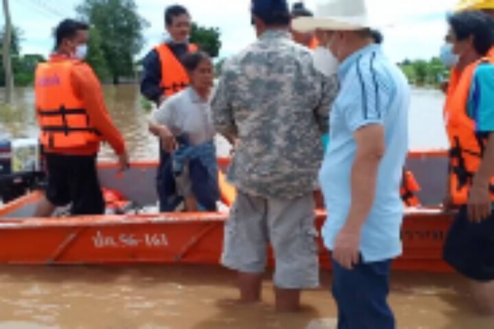 สองสามีภรรยาพลัดตกน้ำ สามีจมหายไป ภรรยาลอยแพ รอดหวุดหวิด