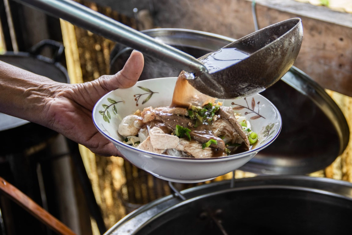 ข้าวกะเพราก๋วยเตี๋ยวอิ่มอร่อย 20 บาท ขายไม่หวังกำไรจิตใจเปี่ยมสุข