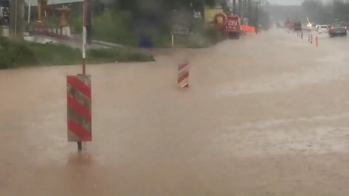 พังงาฝนตกหนักทำน้ำท่วมทาง ตะกั่วป่า-เขาหลัก เตือนระวังน้ำป่า-ดินถล่ม