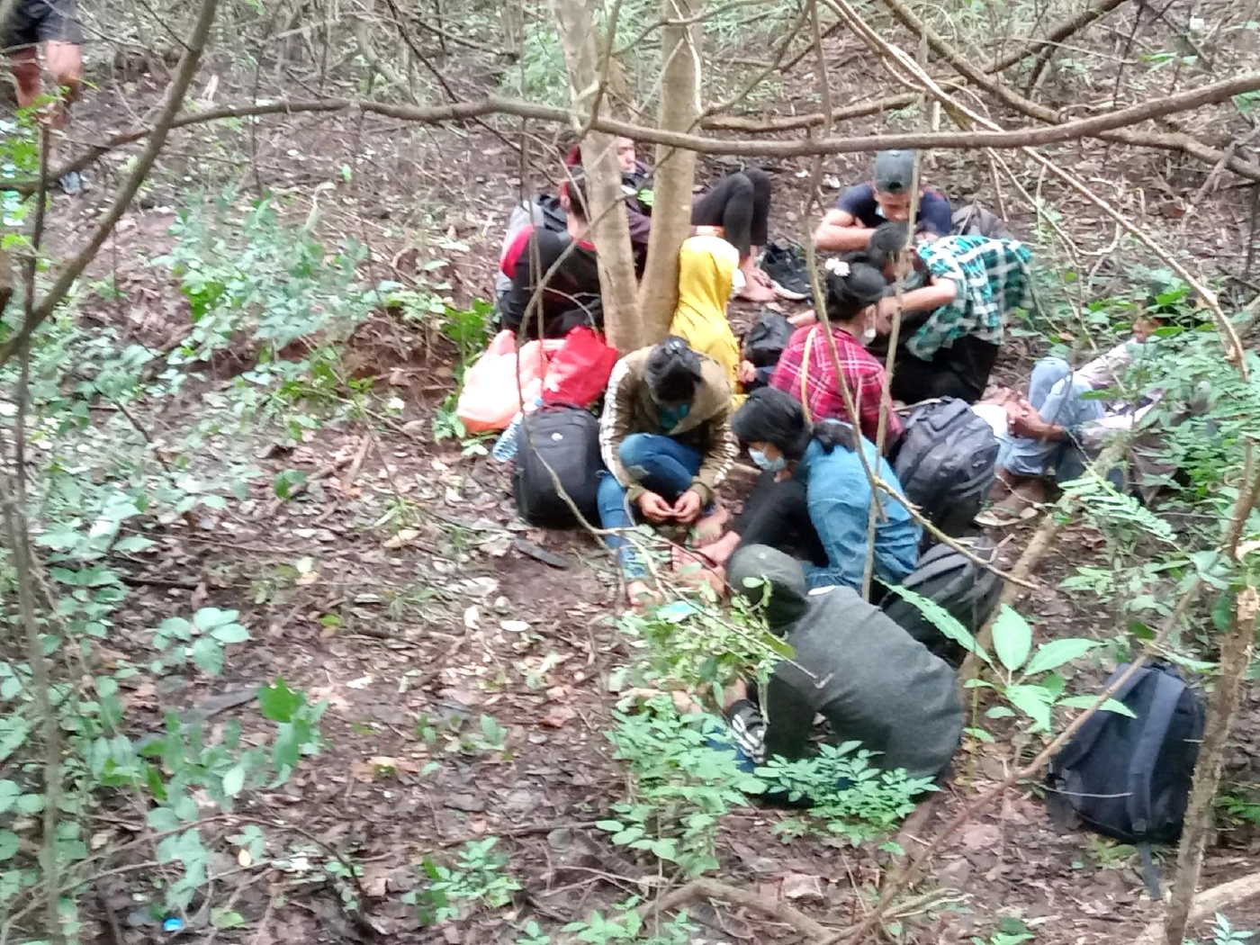 รวบ 10 เมียนมาถูกทิ้งกลางป่าชายแดนมุ่งหน้าทำงานกทม. สุดท้ายไม่มีใครมารับ