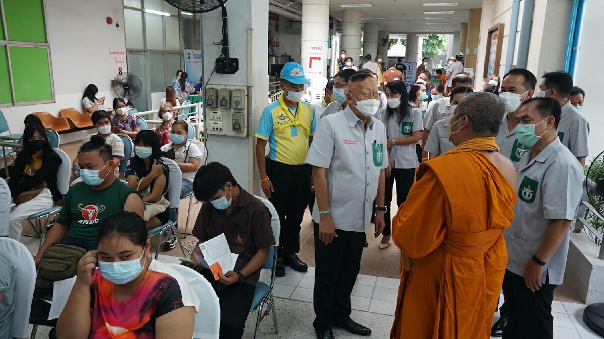 หน่วยแพทย์เคลื่อนที่ฉีดวัคซีนพระราชทานซิโนฟาร์มให้ชาวหนองคาย