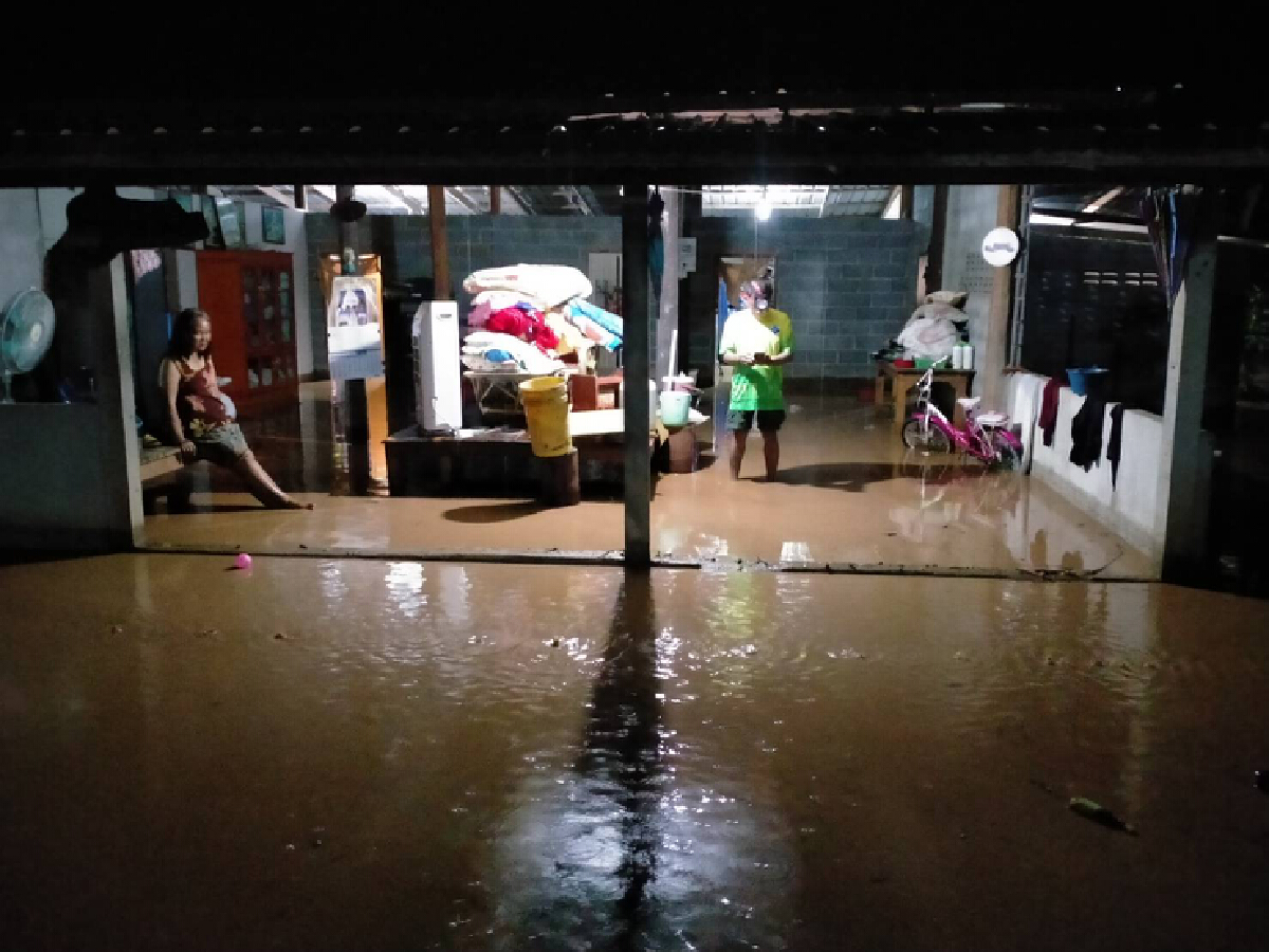 ฝนถล่มอำเภอด่านช้าง น้ำป่าทะลักกลางดึกท่วมโรงเรียนบ้านเรือนประชาชน