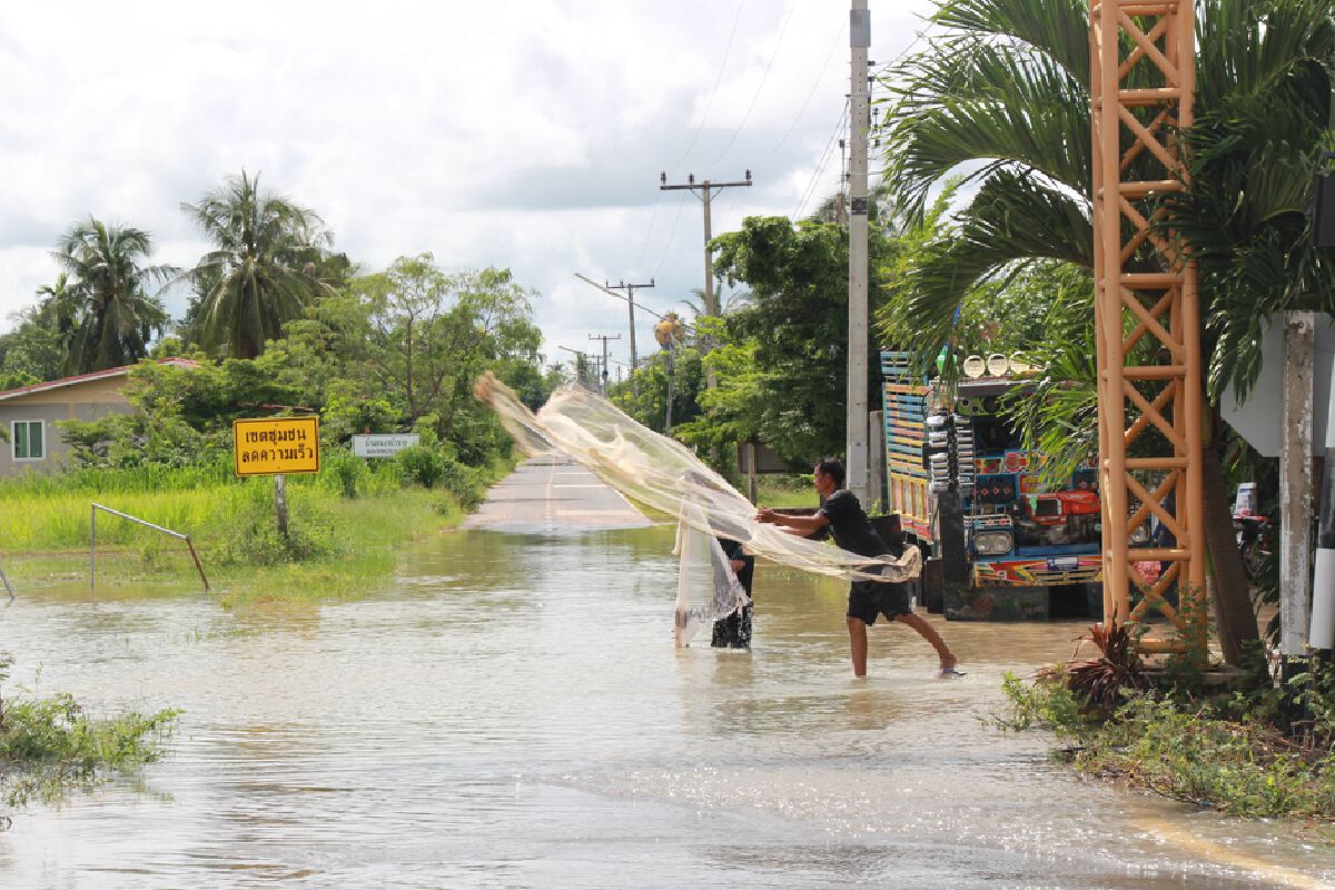 พายุฝนกระหน่ำ 3 วันติดต่อกันน้ำเอ่อท่วมถนนเชื่อมต่ออำเภอ