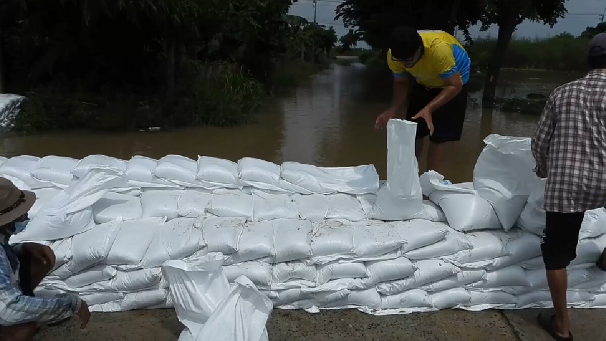 บางบาลอ่วม ชาวบ้าน-ทหาร-นร.ช่วยกั้นกระสอบทรายป้องกันน้ำทะลัก
