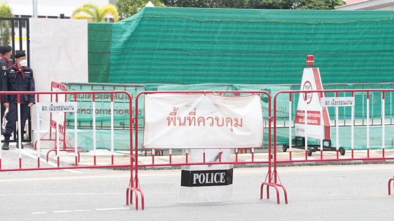 คุมตัว 2 นักศึกษา ดำเนินคดีเผาป้ายเฉลิมพระเกียรติ ร.10