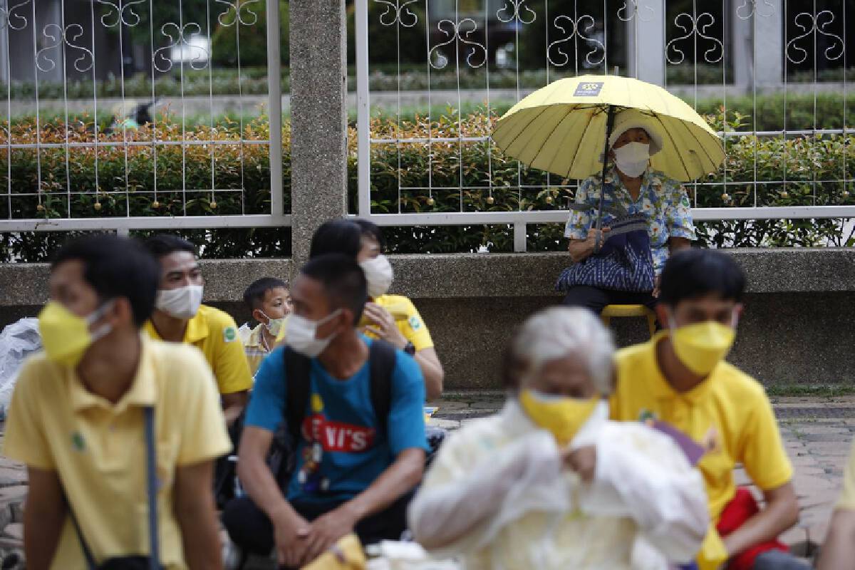 ประชาชนรอเฝ้ารับเสด็จ ในหลวง-ราชินี ทรงวางพวงมาลา วันมหิดล
