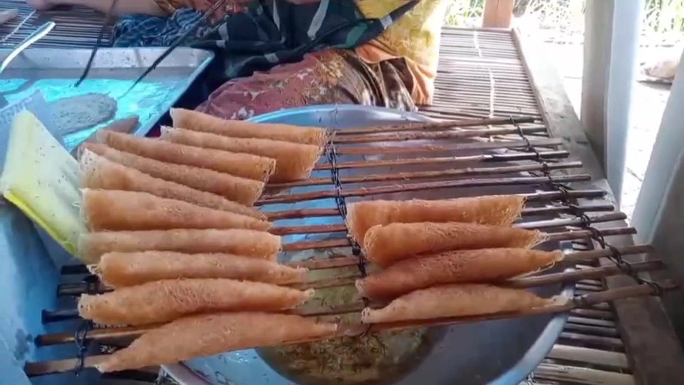 ใจสู้ 2 ตายาย ไม่หวั่นโควิค-19 เดือน 10 ยังทำขนมลาขนมพองขาย รายได้อย่างงาม