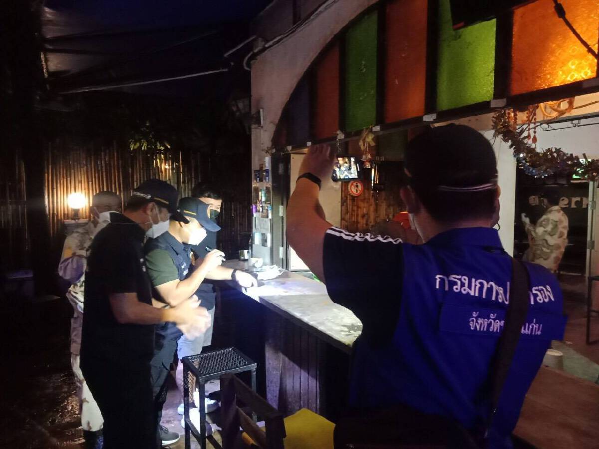 นายอำเภอสั่งลุย บุกจับร้านแอบขายสุราใส่แก้วทึบให้ลูกค้านั่งดื่มในร้าน